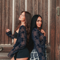 Blusa in tulle con ricami floreali e laccetti