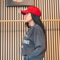 Cappello baseball rosso con visiera