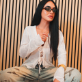 Blusa bianca semitrasparente con ricami floreali e fiocchi