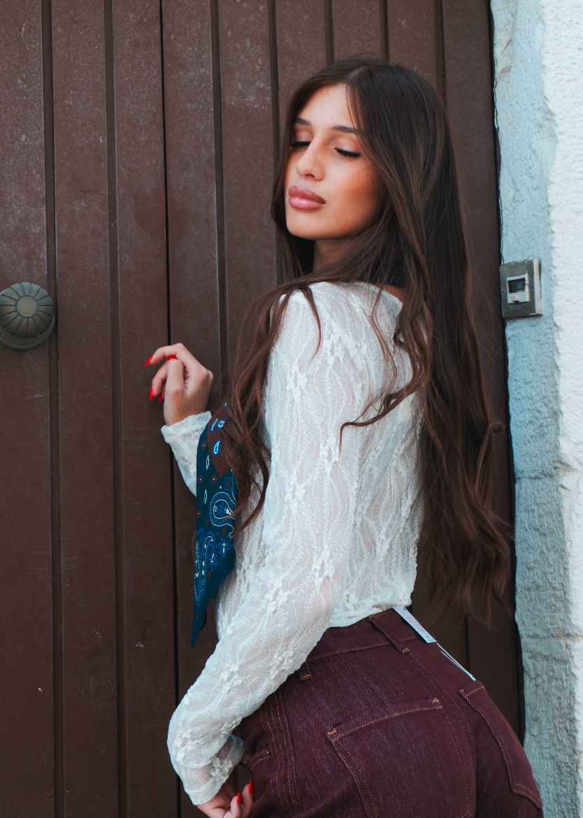 Blusa in pizzo bianco semitrasparente a maniche lunghe