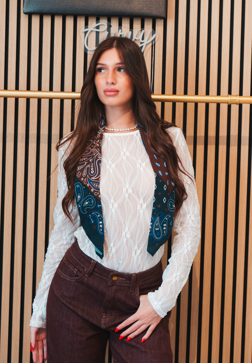Blusa in pizzo bianco semitrasparente a maniche lunghe