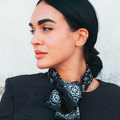 Foulard nero con stampa geometrica bianca