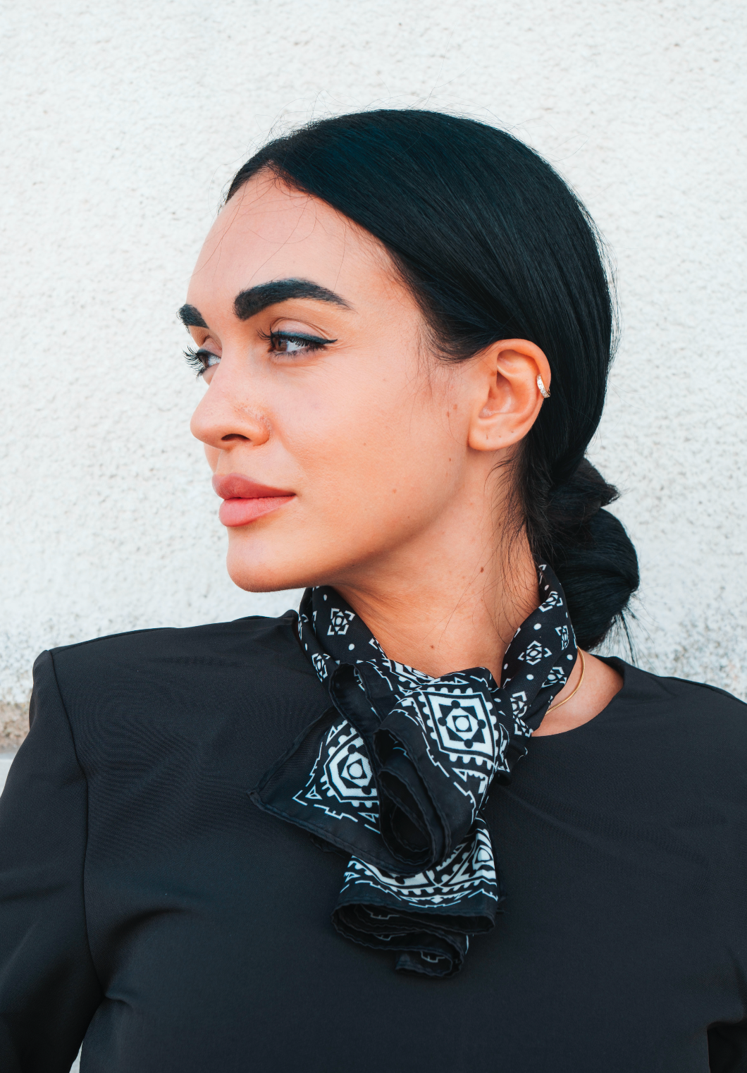 Foulard nero con stampa geometrica bianca