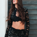 Completo nero in pizzo con crop top e minigonna