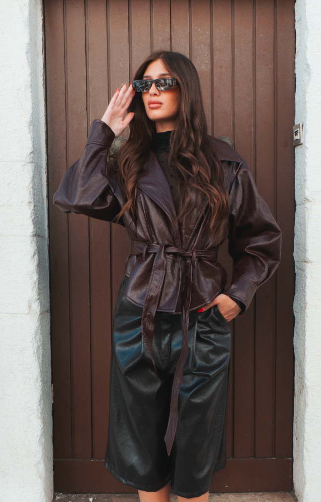 Giacca trench corta Burgundy effetto pelle con cintura