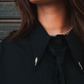 Camicia nera con cravatta e bottoni gioiello