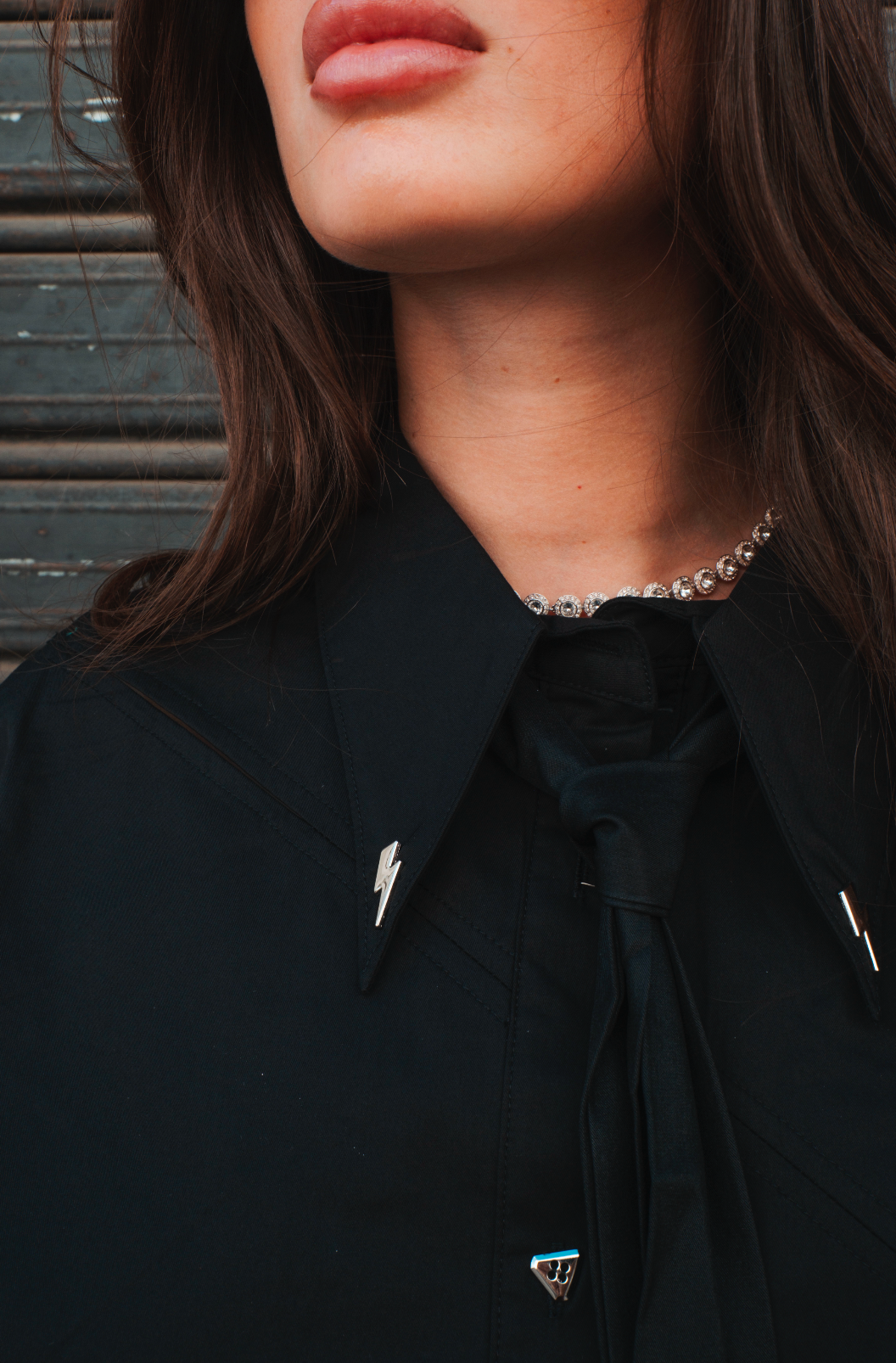 Camicia nera con cravatta e bottoni gioiello
