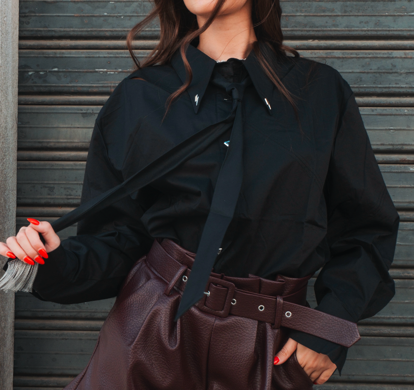 Camicia nera con cravatta e bottoni gioiello