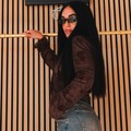 Blusa marrone semitrasparente con fiocchi e motivo floreale