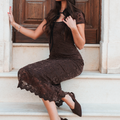 Abito midi in pizzo marrone con fiocco